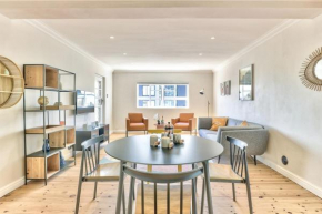 Renovated, art deco couples retreat with views!